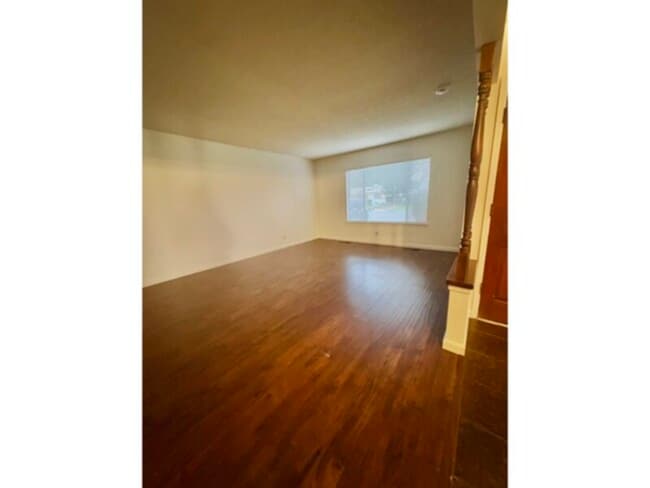 Foto del edificio - Next to a school! Walking distance to restaurants!