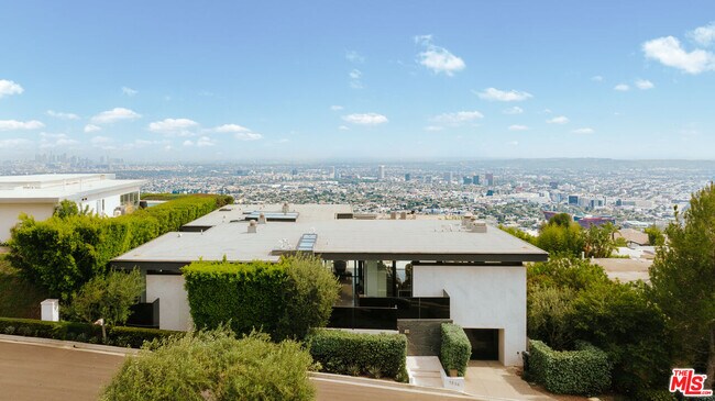 Foto del edificio - 1536 Blue Jay Way