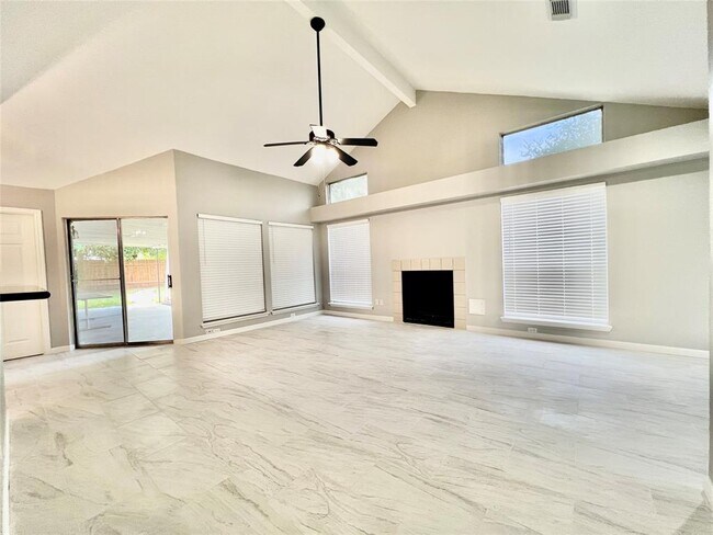 Foto del edificio - 15543 Scenic Haven Dr