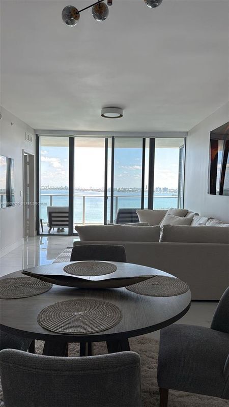 Foto del edificio - 700 NE 24th St