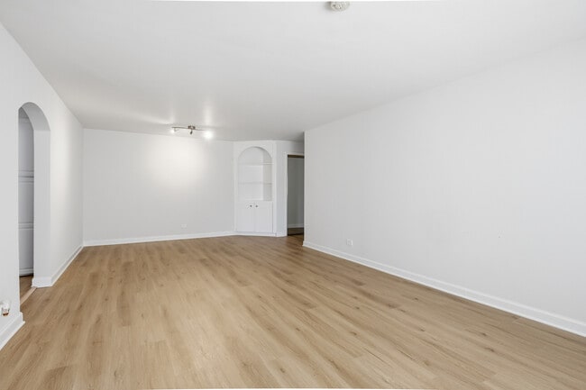 Building Photo - 750 W Dempster St