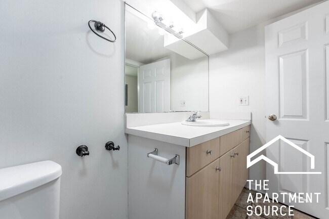 Foto del edificio - HUGE 4BR/2BA Duplex Close to Blue Line