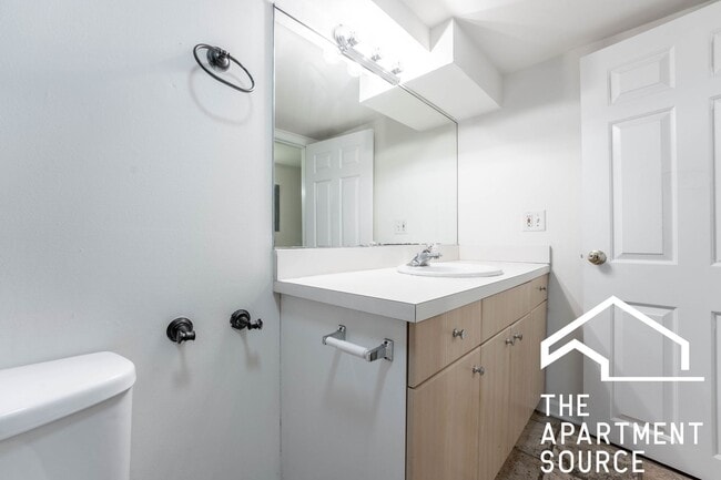 Building Photo - HUGE 4BR/2BA Duplex Close to Blue Line
