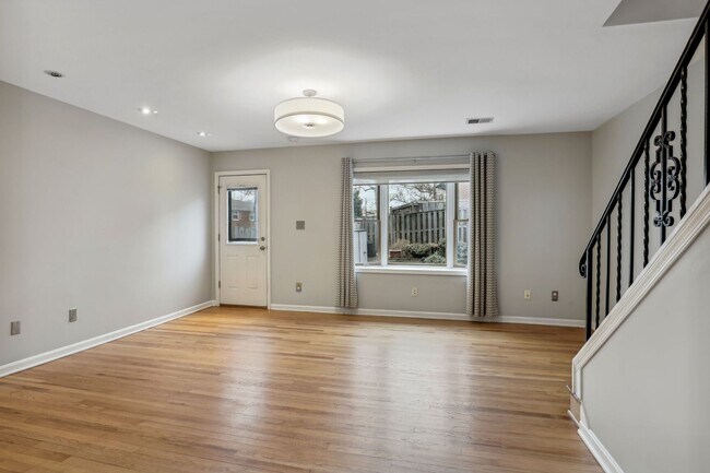 Foto del edificio - Beautiful, light-filled 3 bed/2 bath Warwi...