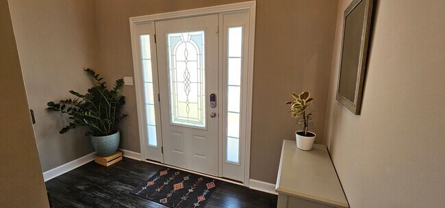 Foto del edificio - 6 Month Lease! Close to Exit 8 I-24! IMMACULATE!! 4 bed/2.5 Bath, 3 car garage/fenced in backyard...