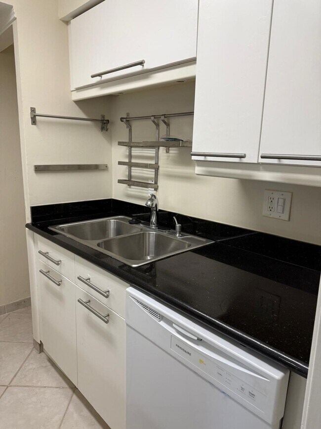 Building Photo - 6410 Del Monte Dr