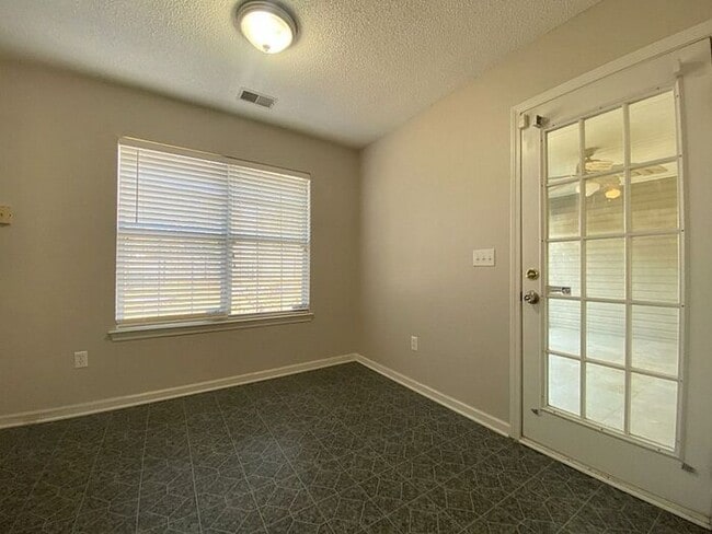 Building Photo - NE Columbia 3 Bedroom, 2 Bath home