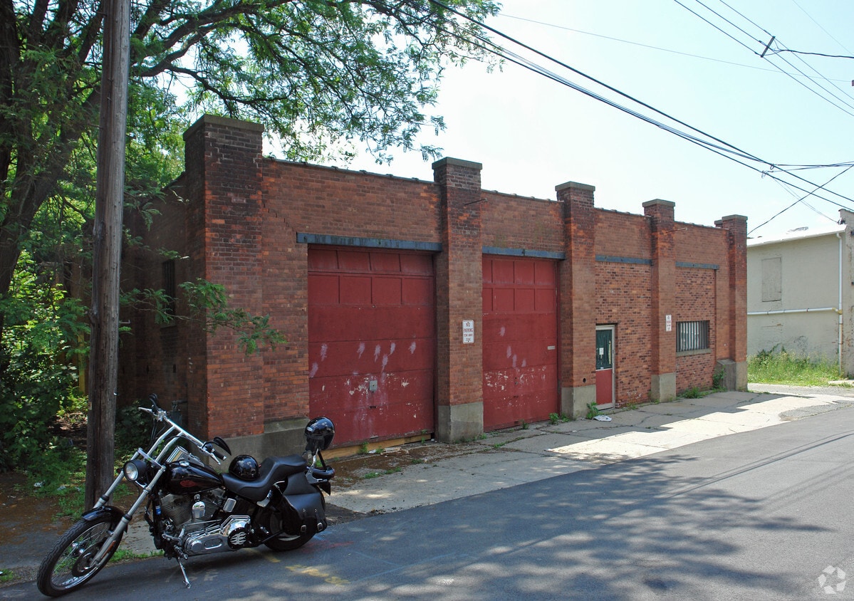 Building Photo - 38 Tyler St