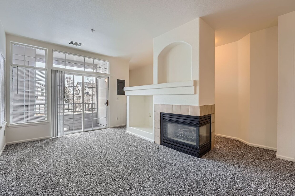 Foto principal - Spacious & Bright 2-Bed, 2.5-Bath Townhome...