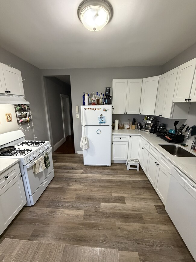 Building Photo - 121 Hillside St