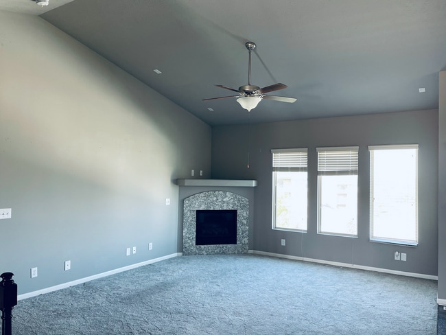 Building Photo - Spacious 3BR Home in Papillion!