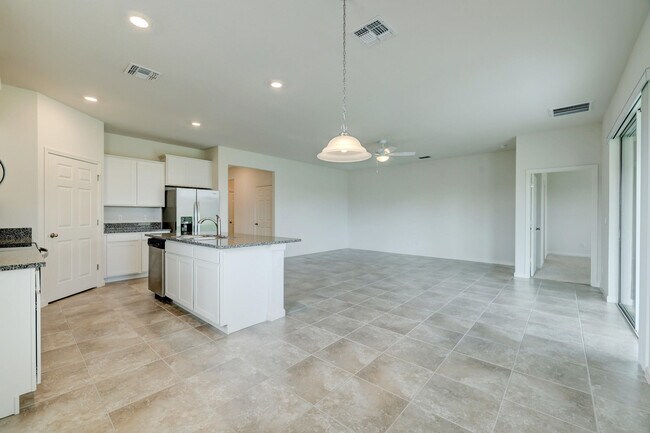 Building Photo - 2410 Condor Ln SW