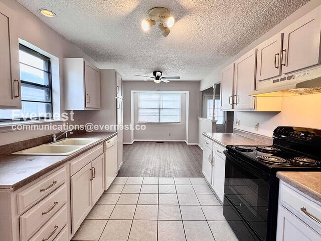 Building Photo - 3 Bed, 2 Bath Home with Garage / Pet-Friendly / Available Now!