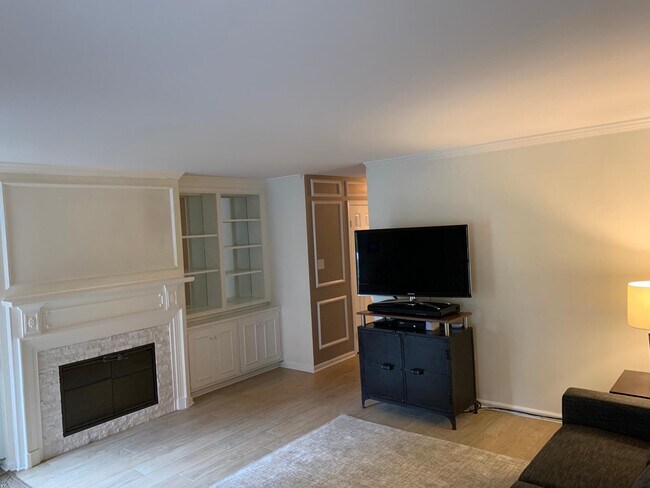 Building Photo - 1015 Llewellyn Mews