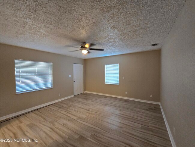 Building Photo - 756 Ellis Rd S