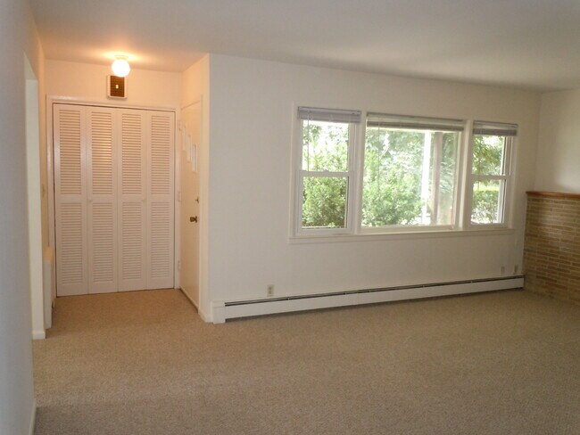 Building Photo - 14 Maple Ave