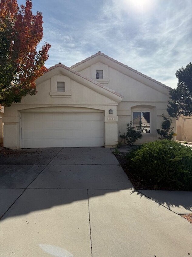 Primary Photo - Spacious 3 Bedroom 2 Bathroom and 2 Car Ga...