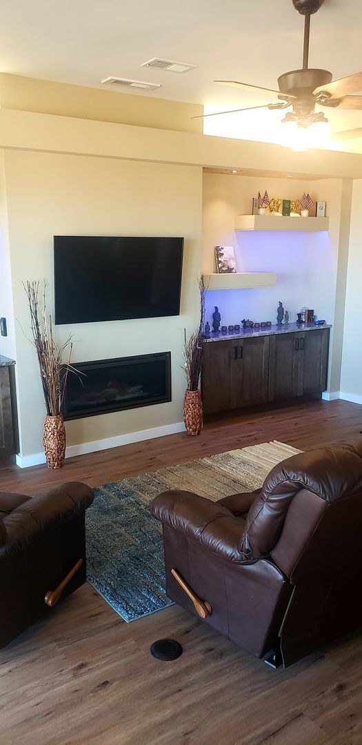 Building Photo - Beautiful 2000 Sq Ft 3 bedroom 2 bath - Cu...