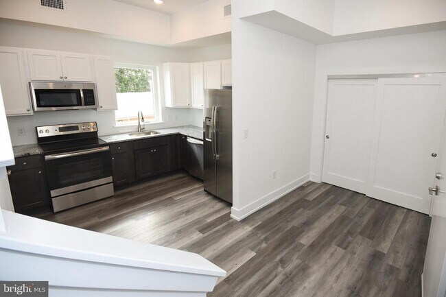 Building Photo - 6162 Ridge Ave