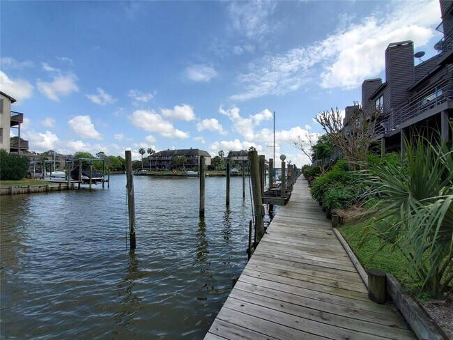 Foto del edificio - 18321 Sandy Cove