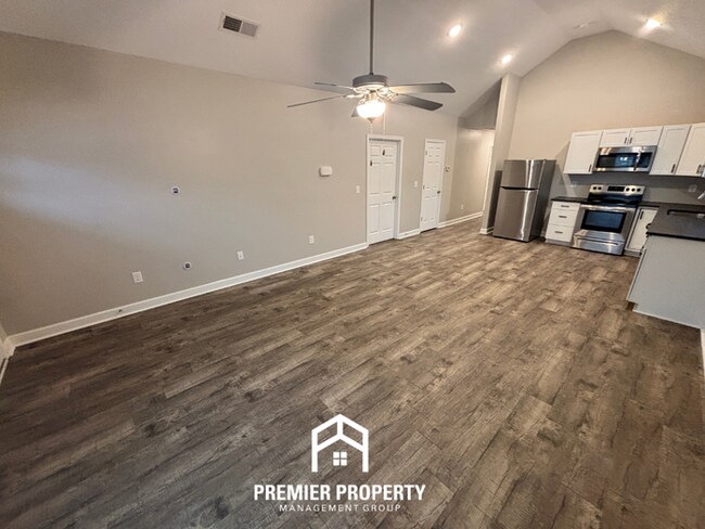 Foto del edificio - Charming 3BR Home with Vaulted Ceilings, Stainless Steel Kitchen & Fenced Yard in Odenville