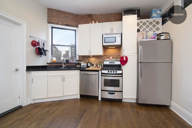 Building Photo - 117 Varick St