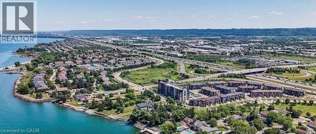 Photo du bâtiment - 590 N Service Rd