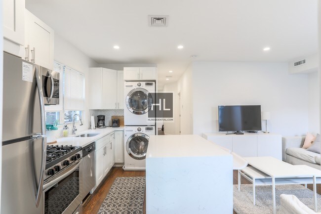 Foto del edificio - 3br  private backyard, 74 STREET DITMARS