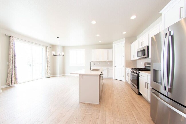 Building Photo - 3880 Safflower Dr