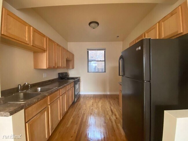 Building Photo - 47 E Marquette Rd