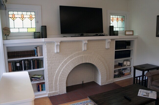 Building Photo - 1308 W Elmdale Ave