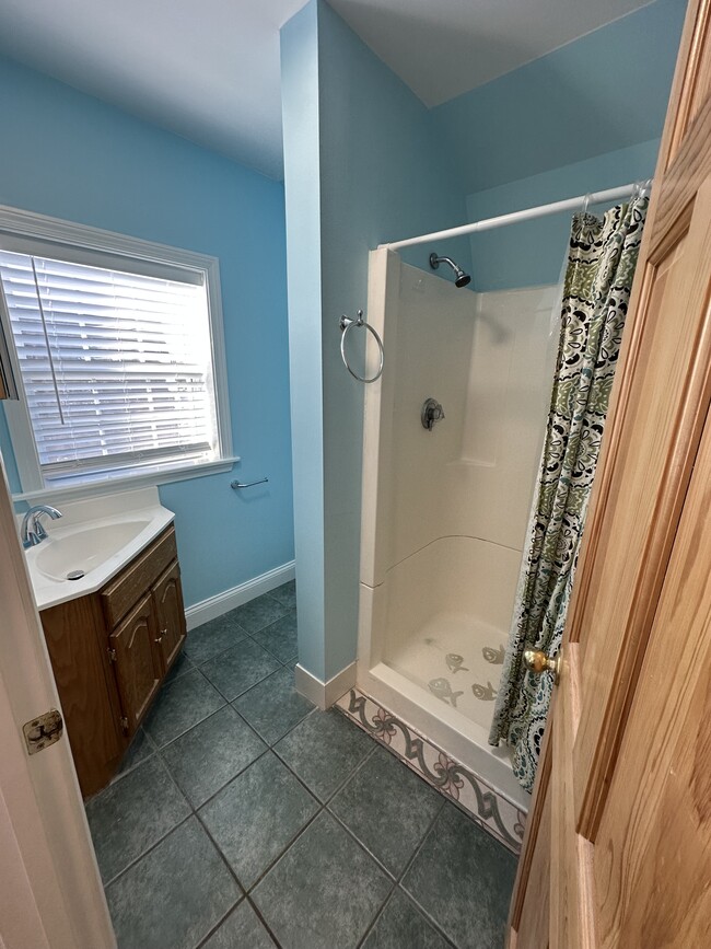 Building Photo - 524 W River Rd