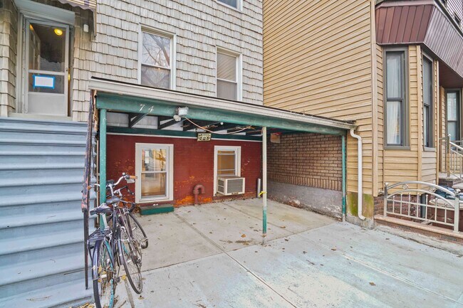 Building Photo - 74 Green St