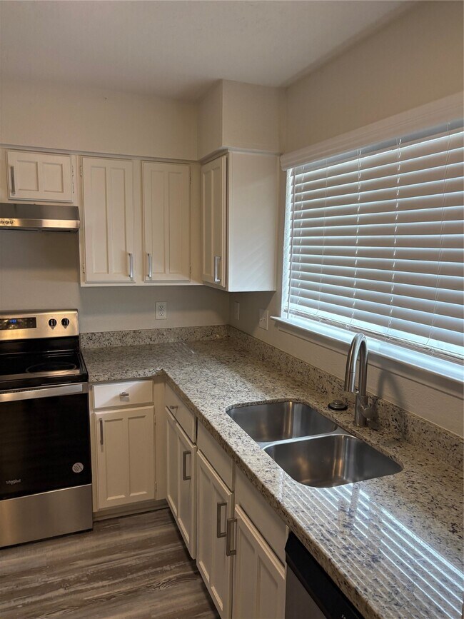 Foto del edificio - 4615 Roserock Ln