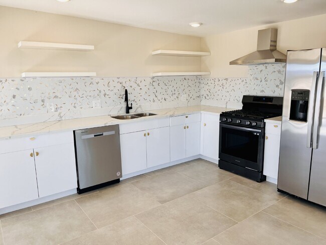 Building Photo - Quiet, Renovated 2 bd House Surrounded by ...