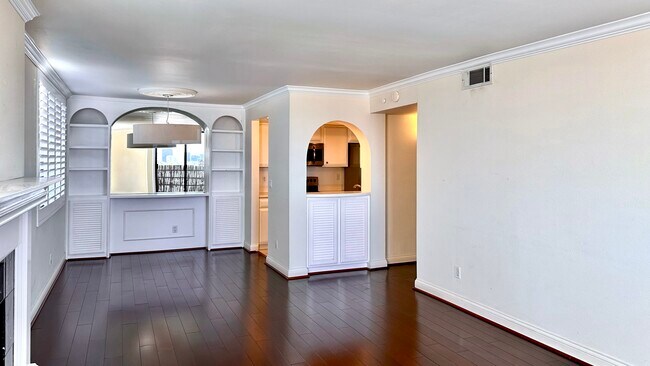 Living area - 1215 N Olive Dr