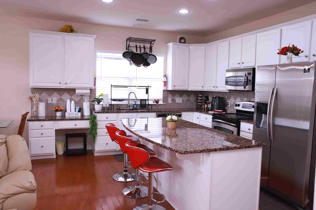 Building Photo - Room in Single Family Home on Red Birch Dr