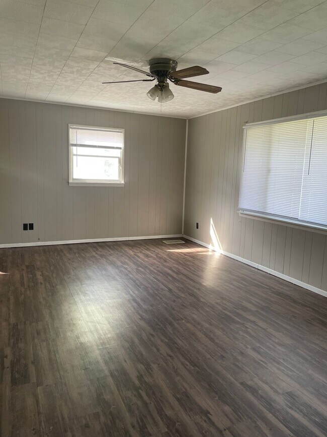 Building Photo - 3 bedroom with fenced in back yard, bonus ...