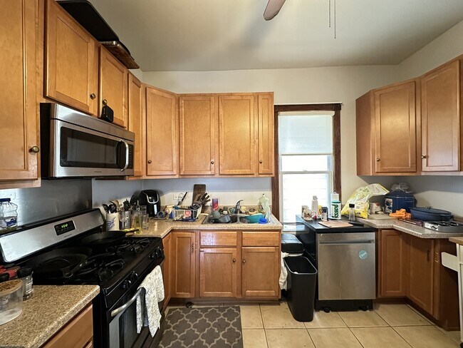 Foto del edificio - 3532 N Elston Ave