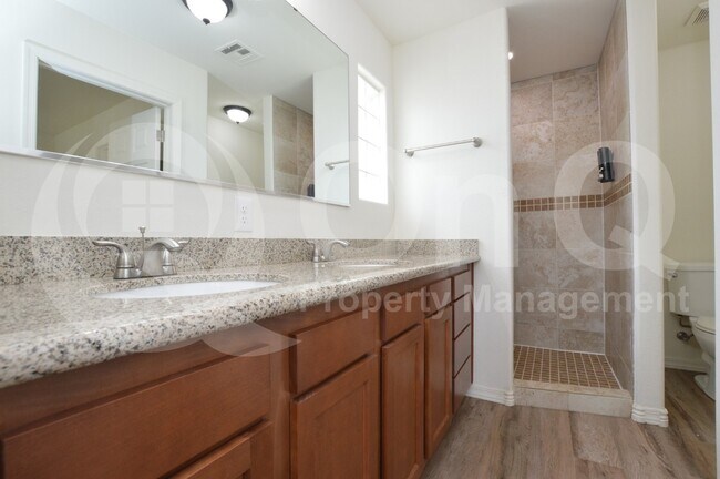 Foto del edificio - 3225 E Earll Dr
