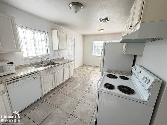 Foto del edificio - Gorgeous and Functional 4Bdm 2Ba Home with Large Backyard.