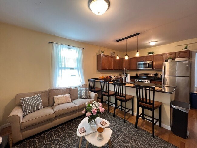 Building Photo - AMAZING 4 BED 2 BATH UNIT!!!!