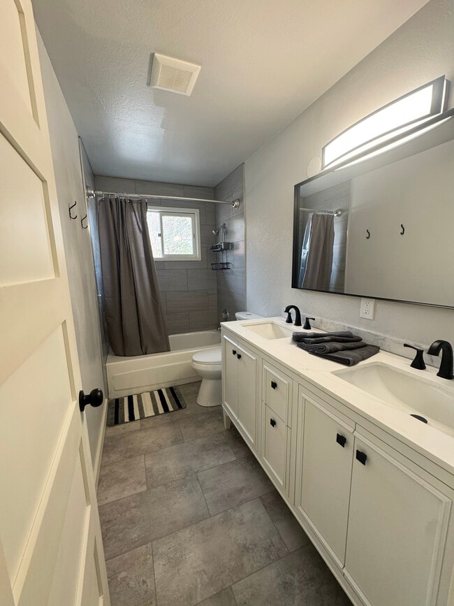 Building Photo - 718 N 10th St