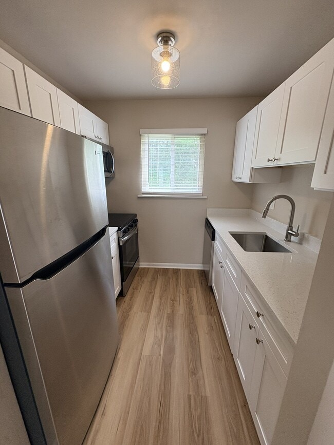 Building Photo - 200 Kilby Shores Dr