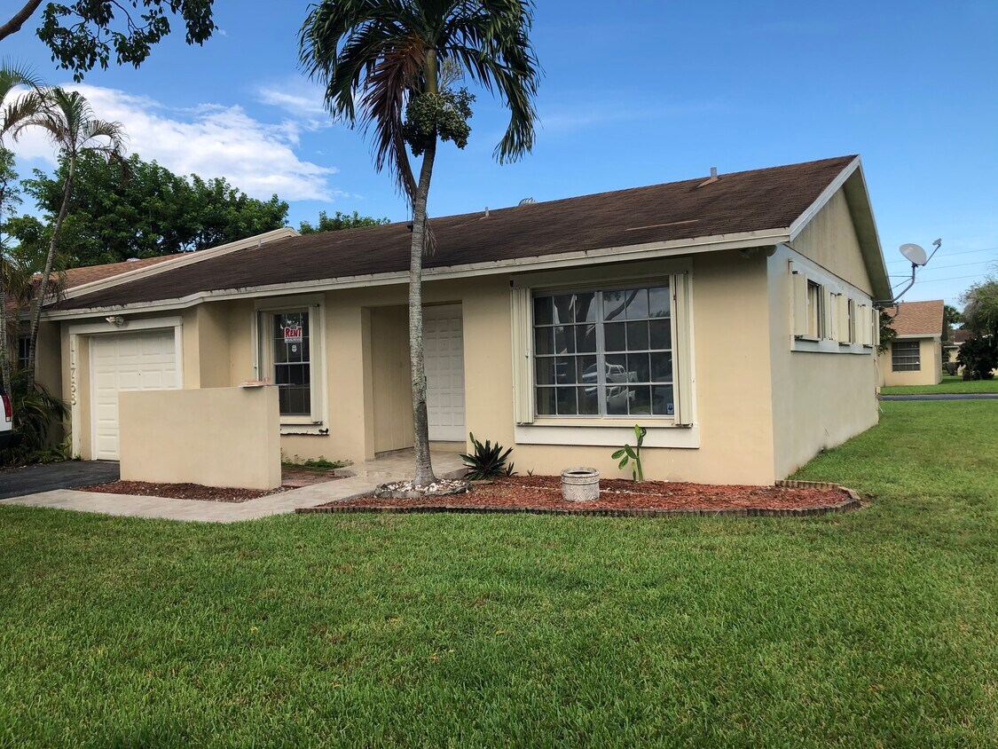 Entrada principal de la casa - 11758 SW 108th Ln