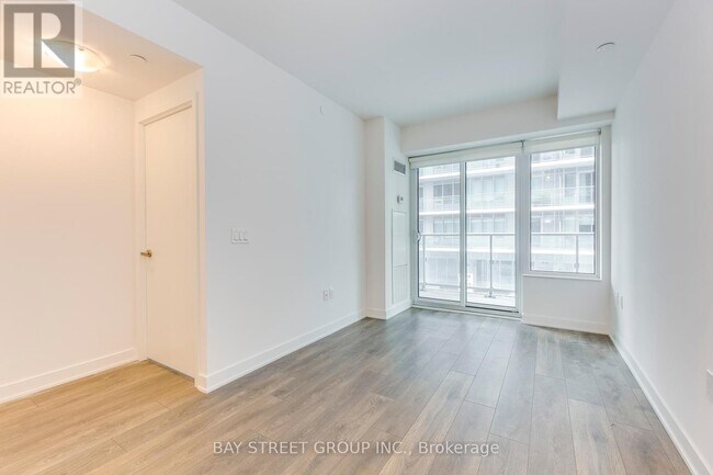 Photo du bâtiment - 99-799 Broadway Ave