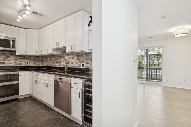 Building Photo - Parking Spot Included! 2 Bed 2 Bath in Gre...