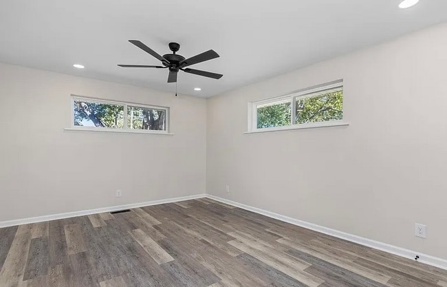 Building Photo - 2019 Oak Dr