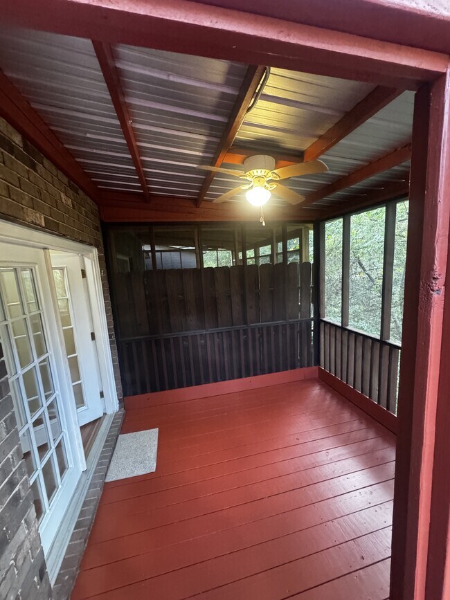 Foto del edificio - 127 Eaglewood Way