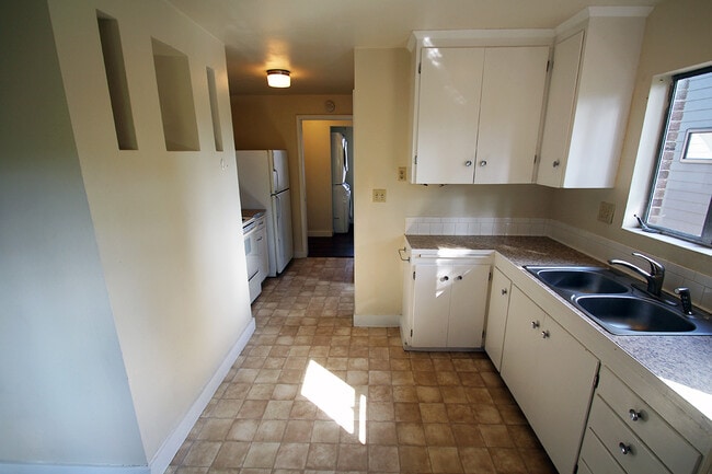 Building Photo - SPACIOUS, UPDATED 7 BEDROOM, 3 BATH, 2 KITCHENS, YARD & DEN BY UW!